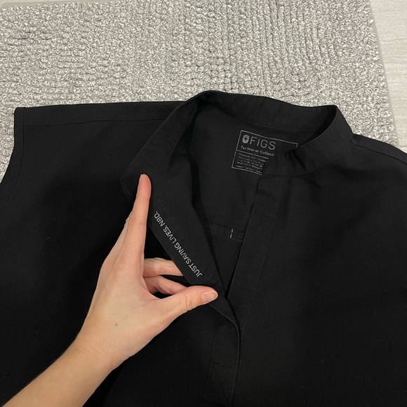 FIGS black Rafaela Oversized Scrub Top size medium - Picture 9 of 9